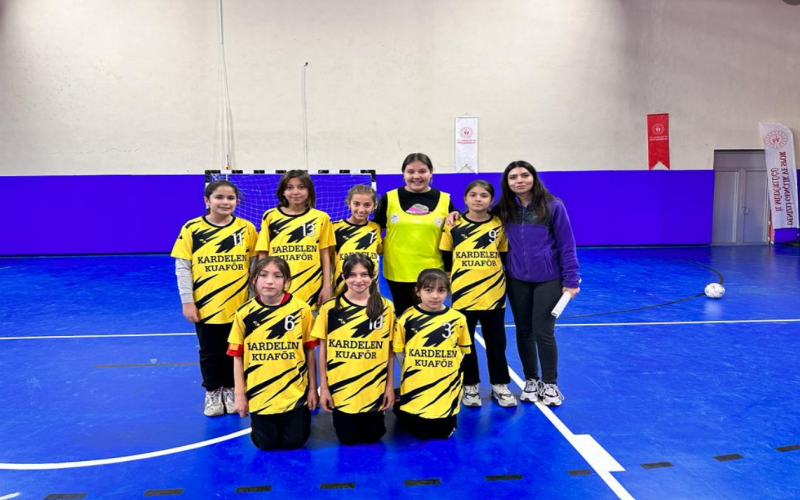 Çal okul sporları futsal ilçe birinciliği küçük erkekler ve küçük kızlar müsabakaları başladı