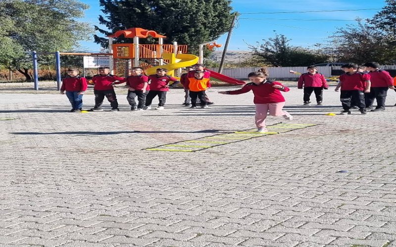 Gazi İlkokulu 4. sınıf öğrencilerine spor branşları tanıtımı devam ediyor.