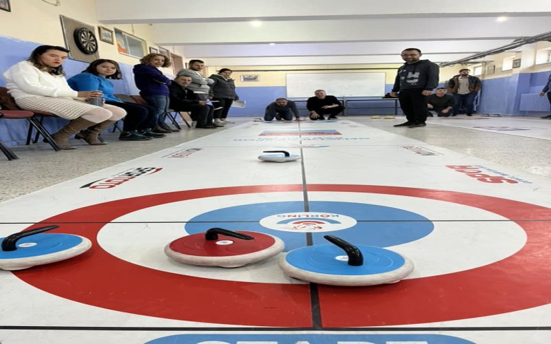 Çal Anadolu Lisesi'nde 24 Kasım Öğretmenler Günü'ne Özel Floor Curling Turnuvası Sona Erdi