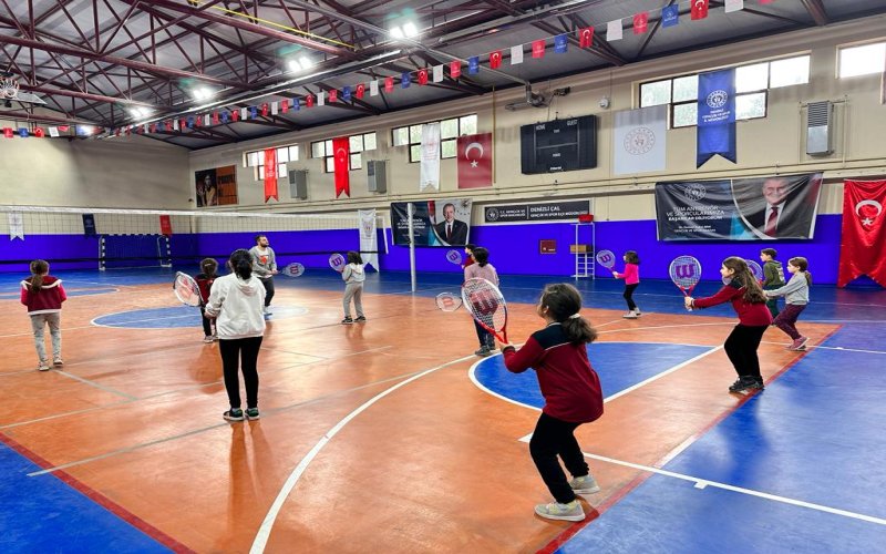 Çal GSB Spor Okullarında Profesyonel Tenis Antrenmanları Devam Ediyor